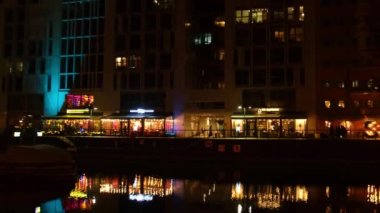 Geceleri Gdansk 'ta eski bir kasaba. Alacakaranlıktaki Moltawa Nehri Kenti 'ndeki Granary Adası yansıması. Alacakaranlıkta antik vinç. Gdansk Polonya 'yı ziyaret edin. Turist eğlencesi