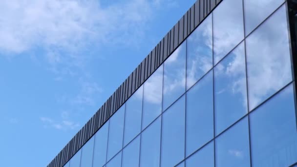 Nowoczesny Budynek Biurowy Przeszkloną Fasadą Tle Nieba Przezroczysta Szklana Ściana — Wideo stockowe