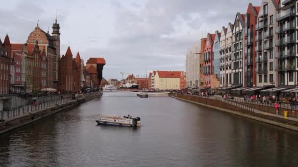 Statek Turystyczny Pływający Starym Mieście Gdańsku Statek Turystami Wyrusza Rejs — Wideo stockowe