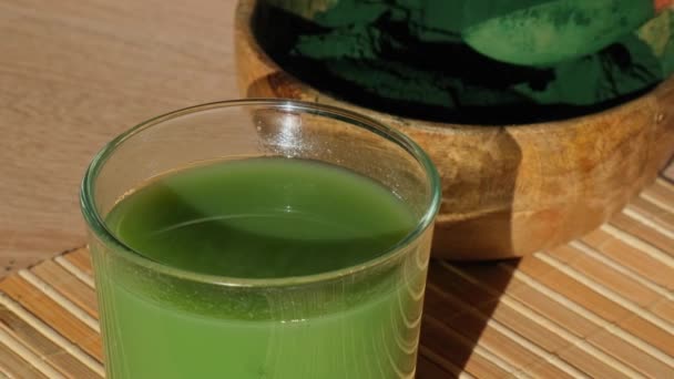Niebiesko Zielone Algi Chlorella Spirulina Proszku Dodać Picia Suplement Diety — Wideo stockowe