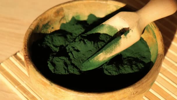 녹조류 Chlorella Spirulina 가루는 대나무 그릇에 베간의 보충제 Multivitamin B12 — 비디오