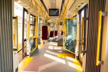 Gdansk Polonya - Mayıs 2022 Gdansk 'ta toplu taşıma sahnesi. Tramvay tramvay durağına varır. Ulaşım şehri trafiği. Gdansk Polonya 'daki tramvayın içi. Boş koltuklar, Modernleştirilmiş