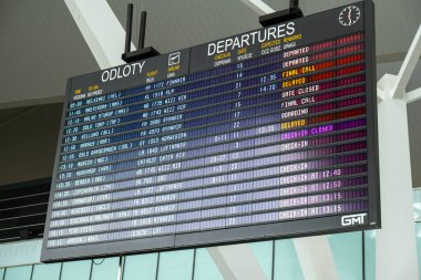 Gdansk Polonya - Mayıs 2022. Uçuş bilgi panosu, uçuşları kontrol ediyorum. Uluslararası havaalanı terminali uçuş tarifesindeki turistler. Seyahat konsepti Havalimanı Sekmesi uçuşların ertelendiğini ve iptal edildiğini gösterir