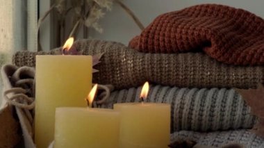 Şükran Günü ve Hello Fall, sonbahar tatillerini pencerenin kenarındaki evde kutluyoruz. Hygge atmosferinde sonbahar yaprakları, baharatlar ve sıcak sarı ışıkta örülmüş sıcak bir kazak. Seçici odak