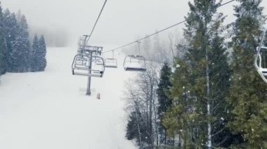 POV Boş Kayak Kaldırma Dağlık Kış Ormanı ve kışın Kayak Tatil Köyü 'nde sandalye kaldırma. Kar yağışlı hava Tatilleri Kış sporları ve açık hava aktiviteleri Snowboard sporu