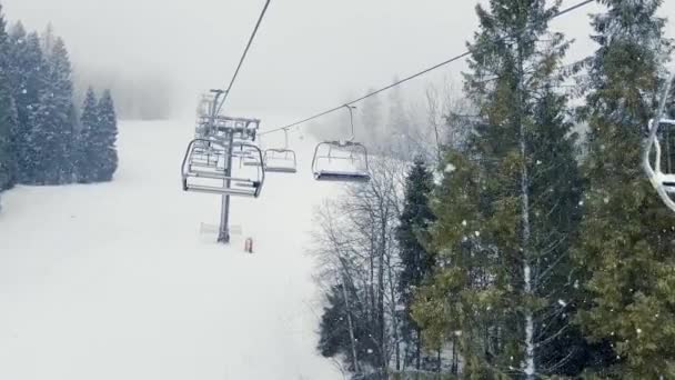 Pov Empty Ski Lift Floresta Inverno Montanha Nevada Com Elevador — Vídeo de Stock