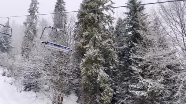 Pov Empty Ski Lift Bosque Invierno Nevado Montaña Con Telesilla — Vídeo de stock