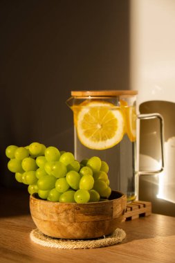 Yeşil üzümler ekolojik çanağın üzerinde yatar. Çevre dostu seçim ve dost canlısı doğa. Plastiksiz ve temiz gezegen kavramı. Doğal malzemelerden yapılmış çevre dostu sofra takımı
