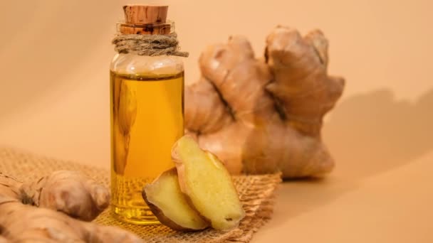 Zoom Out Glass Bottle Essential Ginger Oil Ginger Root Beige — Vídeos de Stock