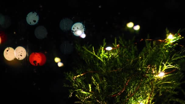 Kerst Versierd Eco Kerstboom Met Bokeh Lichten Van Auto Achtergrond — Stockvideo