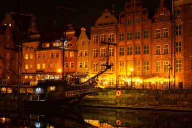 Geceleri Gdansk 'ta eski bir kasaba. Alacakaranlıktaki Moltawa Nehri Kenti 'ndeki Granary Adası yansıması. Alacakaranlıkta antik vinç. Gdansk Polonya 'yı ziyaret edin. Turist eğlencesi