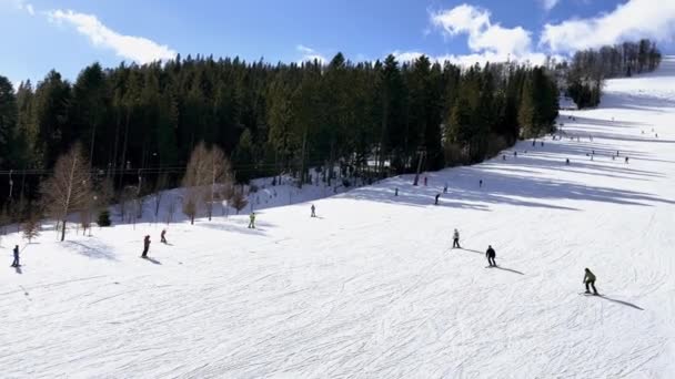 Skiers Skiing Downhill Winter Resort Mountains Aerial Top View Ski — Video