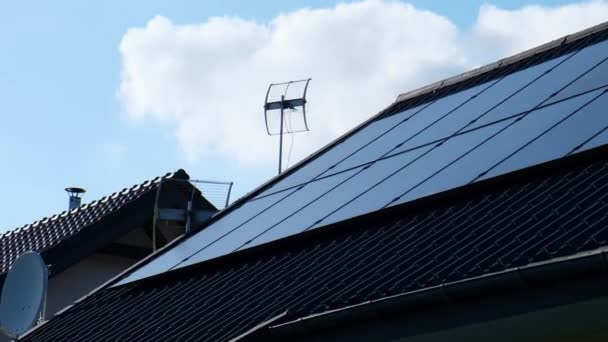 New Ecologic House Solar Panels Alternative Conventional Energy Battery Charged — Stock Video