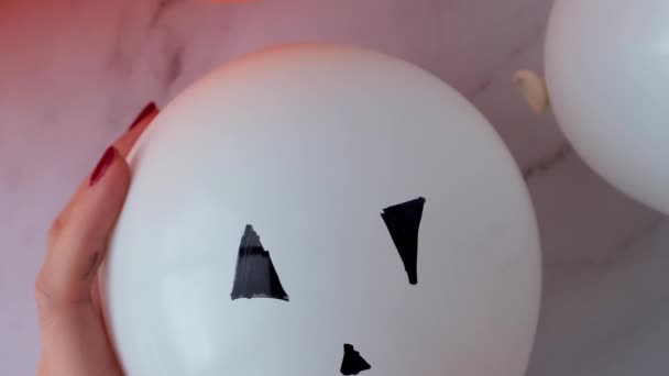 Kobiece Dłonie Malują Jacks Face Balonach Pomarańczowe Białe Kulki Przygotowanie — Wideo stockowe