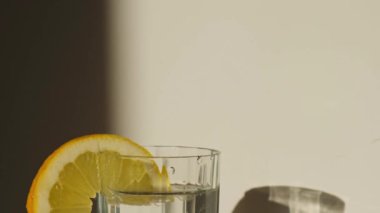 Taze limon suyu ile bir bardak su yeniden kullanılabilir cam kamış detoks soğuk tonik su ve güneşli limon dilimleri düşük atık yaşam tarzı Eko-Dost Canlısı Hasır Seti ve temizlik fırçası. Sıfır atık