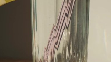 Bir bardak taze limon suyu ve yeniden kullanılabilir cam kamış detoks soğuk tonik su ve güneşli limon dilimleri düşük atık yaşam tarzı Eko-Dost Canlısı Seti temizlik fırçası ile birlikte. Sıfır atık