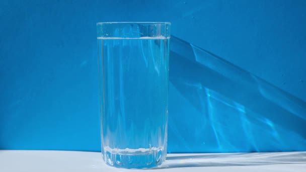 Mavi Arka Planda Suyla Birlikte Yeniden Kullanılabilir Cam Kamışları Temizlik — Stok video