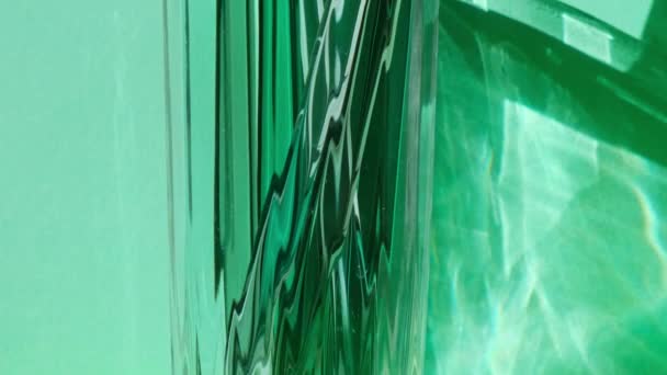 유리로 미끄럼틀을 초록색 배경에 재사용 수있다 Eco Friendly Drinking Straw — 비디오