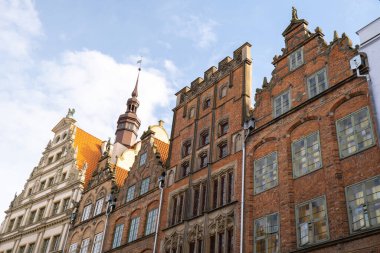 Gdansk Polonya 'daki eski kasabanın eski mimarisi. Şehir merkezinin güzel ve renkli eski evleri. Seyahat güzergahı. Turist eğlencesi