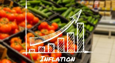 Tahta bilgi etiketi imzası, raftan çıkarılmış kitaplara karşı INFLATION metni ile birlikte. Küresel açlık, enflasyon, yüksek fiyatlar, artan yaşam giderleri ve yoksulluk, mali kriz