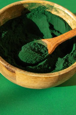 Mavi-yeşil klorella ve bambu eko kasesinde spirulina tozu, vegan, vejetaryen ya da bitki temelli diyet multivitamin B12, kaşıkta süper toz. Gıda takviye kaynağı