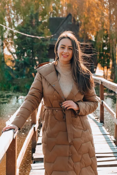 Autumn Park Taki Güzel Esmer Kız Sonbahar Mevsiminde Güneşli Havanın — Stok fotoğraf