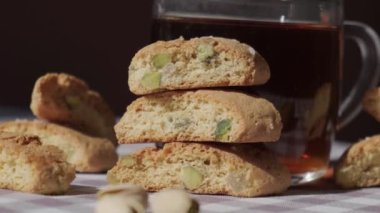 Biscotti Cantuccini Kurabiye ve fıstıklı kurabiye. Sağlıklı beslenme. Ev yapımı taze İtalyan kurabiyeleri cantucci rafları ve organik fıstık. Vejetaryen diyet vejetaryen. Beslenme