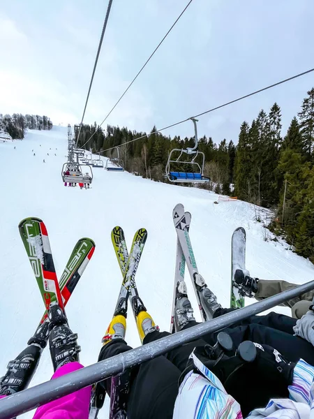 Bukovel Ucrania Febrero 2022 Esquí Telesilla Grupo Amigos Esquí Profesional —  Fotos de Stock
