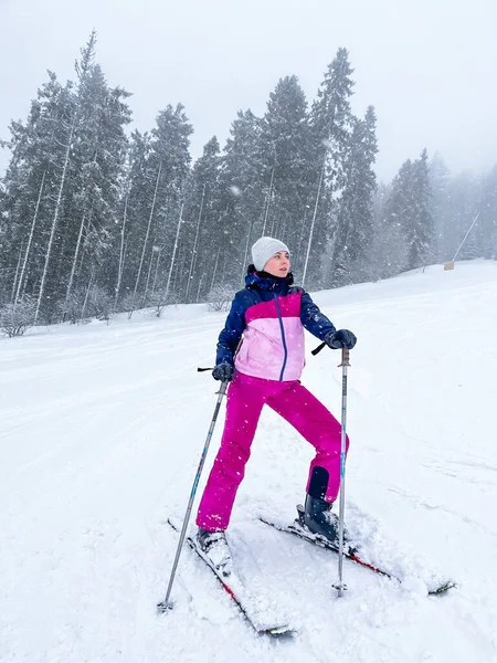 Foto Una Mujer Esquiadora Pista Esquí Descansando Relajante Recreación Extrema —  Fotos de Stock