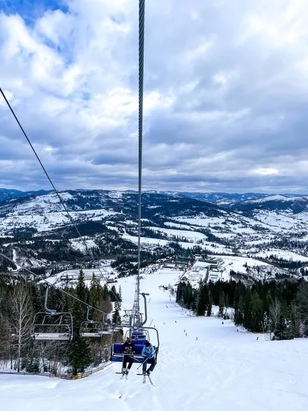 Bukovel Ukraine February 2022 People Going Ski Lift Snowy Mountain — 스톡 사진