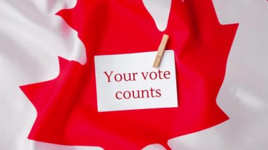 4k Kanada Ulusal Bayrağı 'nı yakınlaştır. Akçaağaç yapraklı Kanada bayrağı not mesajı. Seçim günü, oy verin, oyunuz önemli, oyunuz sestir. Sorumluluk al. Hükümet oylaması