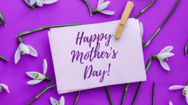 4k yakınlaştır Mutlu Anneler Günü kartvizitini. Bahar çiçekleri. Gelmiş geçmiş en iyi anne. Güzel bir buket çiçek. Tatil konsepti. Yaratıcı modern