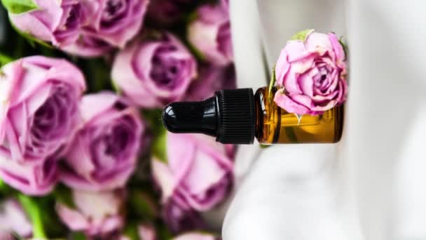 Увеличьте Вертикальное Розовое Масло Спа Ароматерапия Розовые Цветы Эфирные Бутылки — стоковое видео