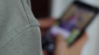 Kadın eliyle sosyal medyada kayan 4k 'lık görüntü çözünürlüğü. Eğlence için sosyal ağı kullanmak. Hayal kırıklığı zaman kaybı. Bağımlılık Kontrol Haberleri, Arkadaşlar Etkinliği. Cep Telefonu Kullanan Kız