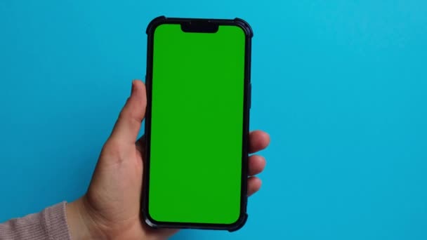 Ręce Trzymające Telefon Zielonym Ekranem Niebieskim Tle Klucz Chroma Mock — Wideo stockowe