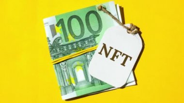 4k, NFT ödenemeyen sembol metnini yakınlaştır. Kağıt üzerinde NFT 'nin karşılanamayan simgesi olan kavramsal kelimeler. Avro faturalarının geçmişi. Zincirleme varlık şifreleme sanatı, dijital sanat, yeni tip şifreleme parası