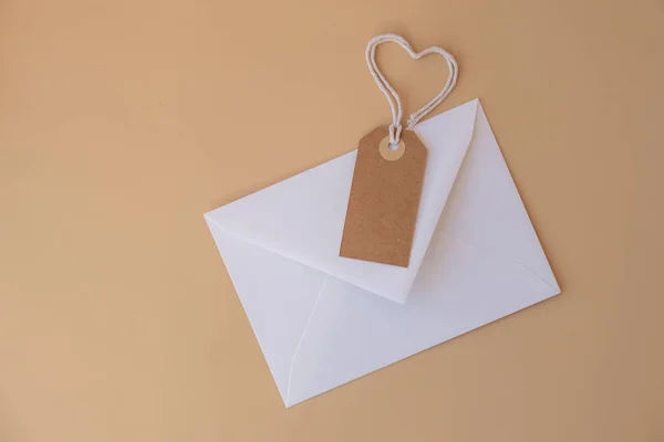 Envelope Branco Com Nota Papel Bege Corda Forma Coração Fundo — Fotografia de Stock