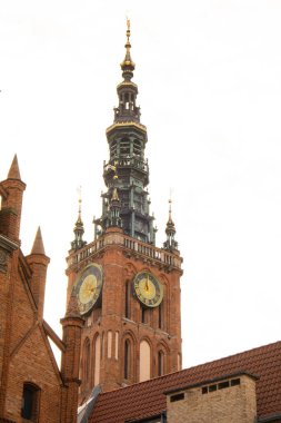 Dlugi Targ Meydanı Antik mimarisi Gdansk Polonya 'da şehir merkezindeki ortaçağ Saint Mary Katedrali ana belediye binası. Şehir merkezinin güzel ve renkli tarihi evleri