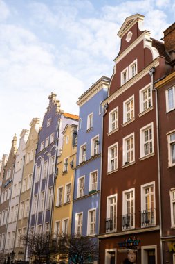 Gdansk Polonya 'daki eski kasabanın eski mimarisi. Şehir merkezinin güzel ve renkli eski evleri. Seyahat güzergahı. Turist eğlencesi