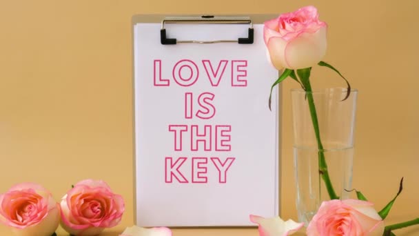 Zoom Out Love Key Text Greeting Card Paper Note Delicate — Stok video