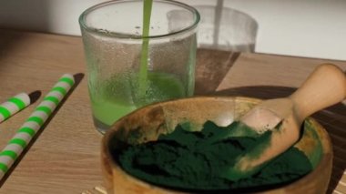 Mavi-yeşil klorella ve spirulina tozu içeceğe eklenir, vegan, vejetaryen ya da bitki temelli diyet multivitamin B12, süper toz. Besin takviyesi protein ve beta
