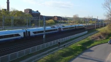 Gdansk Polonya Mayıs 2022 PKP şehirlerarası treni Gdansk Glowny tren istasyonuna gidiyor. Şehirlerarası PKP treni vagonlardan oluşur. Polonya şehirlerarası treni. Seyahat konsepti