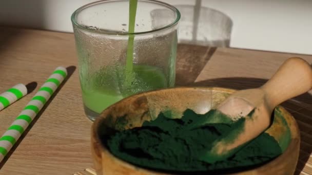 Kék Zöld Alga Chlorella Spirulina Por Hozzá Inni Étrend Kiegészítő — Stock videók
