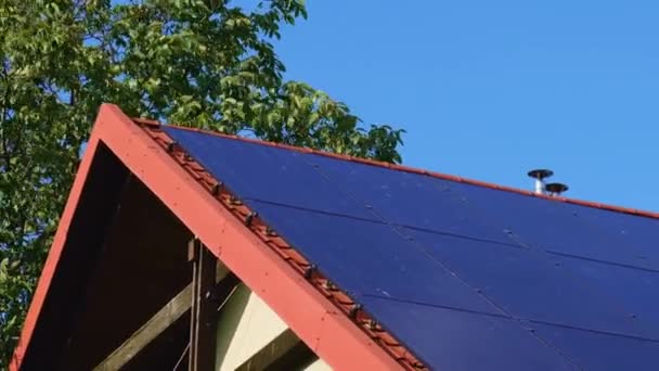 New Ecologic House Solar Panels Alternative Conventional Energy Battery Charged — Vídeo de Stock