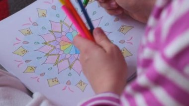 Stres önleyici sayfayı boyayan kadın. 4K kadın el boyaması mandala. Stresle savaşmak için kadın mandalaları boyuyor. Rahatlama hobisi zihinsel refah ve sanat terapisi. Kadın eskiz çiziyor, meditasyon süreci...