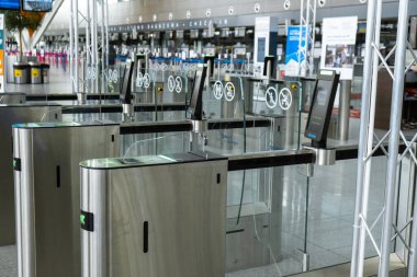 Gdansk Polonya - Mayıs 2022 Gdansk Havaalanı 'nda uçak bekleyen yolcular. İnsanlar sırt çantası ve bavullarıyla uçak yolcularına doğru yürüyorlar. Uluslararası havaalanında turistler. Seyahat kavramı