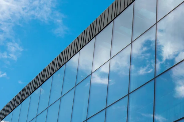 Moderno Edificio Oficinas Exterior Con Fachada Vidrio Sobre Fondo Cielo —  Fotos de Stock