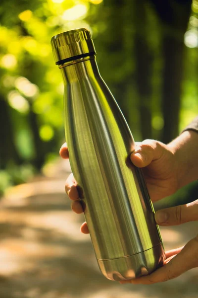 Close Van Onherkenbare Vrouwelijke Hand Vasthouden Waterfles Herbruikbare Stalen Thermo — Stockfoto