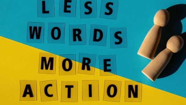 Zoom Out Μήνυμα Λιγότερες Λέξεις Περισσότερη Δράση Παρακινητικές Λέξεις Παραθέτουν — Αρχείο Βίντεο