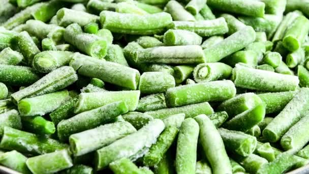 4Kズームアウト冷凍千切り緑豆 フラットレイ 冷凍野菜の背景 テクスチャ パターン 冬の貯蔵のための野菜を積み上げる — ストック動画
